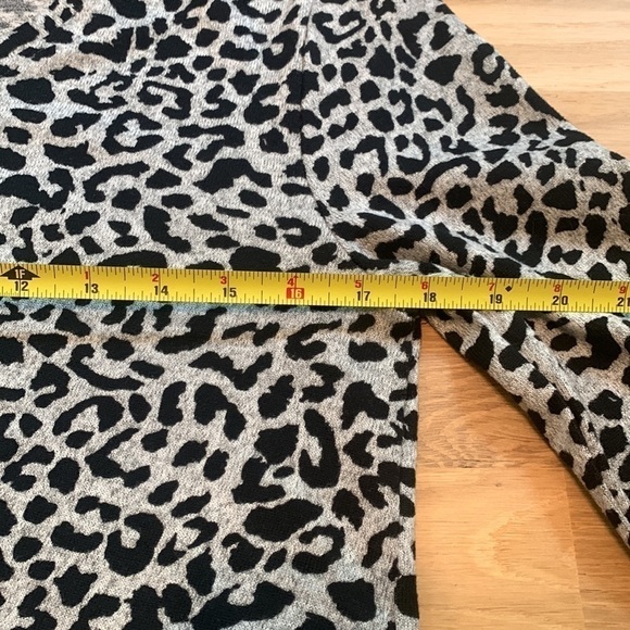 SHE + Sky Cropped Long Sleeve V-Neck Leopard Print Top Black & Gray Women’s L - Picture 10 of 13